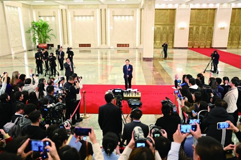 3月11日,第十四届全国人民代表大会第二次会议第三场“部长通道”举行。这是文化和旅游部部长孙业礼接受媒体采访。◎新华社发